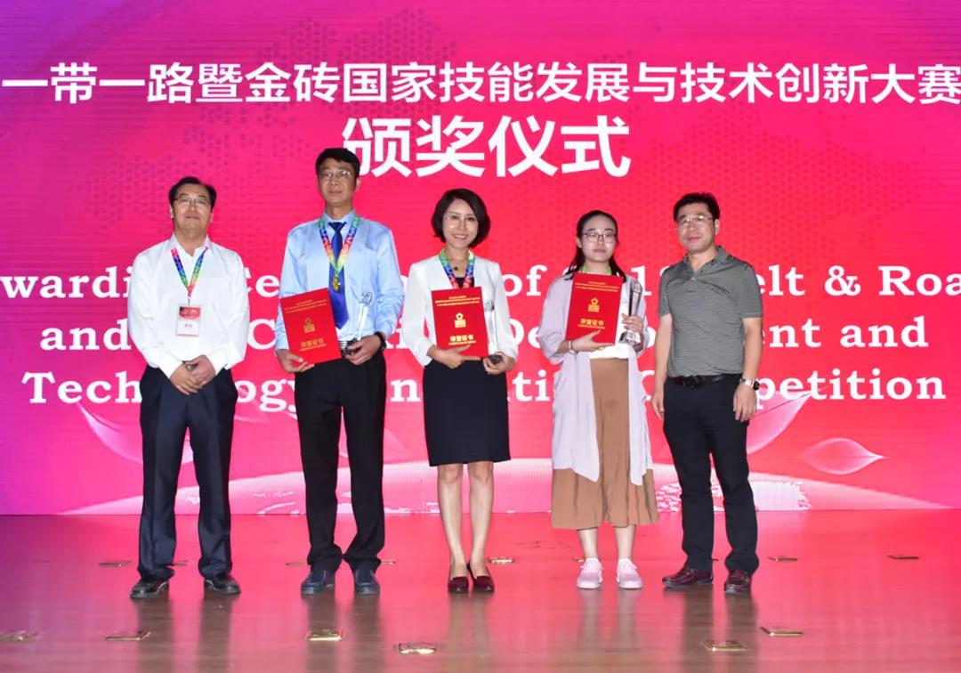 阳光语言何玲教授获奖仪式